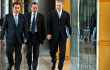 Nicolas Sarkozy, alors ministre de l'Economie aux côtés de son directeur de cabinet Claude Guéant (C) et du directeur de cabinet adjoint François Pérol à Paris le 7 octobre 2004