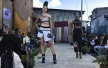 Des mannequins présentent des tenues de créateurs locaux spécialisés dans le recyclage de tissus et de vêtements mis au rebut, lors du défilé de mode Gikomba Runway Edition à Nairobi, le 10 octobre 2025 au Kenya