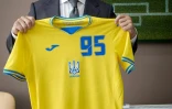 Le maillot de la sélection d'Ukraine, validé mais finalement jugé politique, est présenté par le président ukrainien Volodymyr Zelensky, le 9 juin 2021 à Kiev