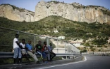 Des migrants attendent à Vintimille près de la frontière franco-italienne le 8 août 2017