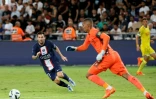 Lionel Messi efface le gardien nantais Alban Lafont et s'ouvre le chemin du but lors du Trophée des Champions à Tel Aviv, le 31 juillet 2022 