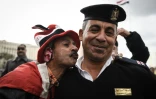 Un Egyptien embrasse un policier, sur la place Tahrir au Caire, le 25 janvier 2016, pendant l'anniversaire du soulèvement de 2011