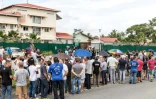 Des manifestants font la queue pour déposer des plaintes contres les blocages en Guyane, à Kourou le 11 avril 2017