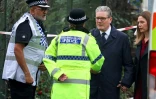 Le Premier ministre britannique Keir Starmer et son épouse Victoria discutent avec des policiers au lendemain de l'attaque contre la synagogue d'Heaton Park, à Manchester, en Angleterre, le 3 octobre 2025