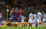 Le milieu de terrain de la Real Sociedad Mikel Oyarzabal marque sur coup franc le 2e but face à Barcelone, lors de leur match de Liga, le 15 août 2021 au Camp Nou