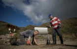 Rob Arnold (g) et sa machine qui sépare les déchets plastiques des déchets naturels, lors du nettoyage de la plage de Tregantle, le 26 février 2023 dans la baie de Whitesand, au sud-ouest de l'Angleterre 