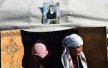 La photo de Bouroulaï Tourdaaly Kyzy, étudiante en médecine de 20 ans tuée par son kidnappeur, accrochée à l'entrée d'une yourte lors d'une cérémonie marquant les 40 jours de sa mort, le 28 juin 2018 à Sokuluk, dans le nord du Kirghizstan