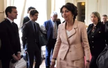 Gabriel Attal (2e g), alors conseiller parlementaire, assiste à l'arrivée de la nouvelle ministre des Affaires sociales et de la Santé, Marisol Touraine (c) pour la passation de pouvoir, le 17 mai 2012 à à Paris