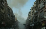 Un Syrien marche dans une rue bombardée de Douma, le fief rebelle de la Ghouta orientale, aux portes de Damas, le 23 février 2018