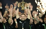 Le capitaine des All Blacks néo-zélandais, Richie McCaw (c), soulève le trophée de la Coupe du monde 2015, le 31 octobre 2015 à Twickenham (Angleterre)