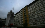 Une statue du pape Jean-Paul II devant l'hôpital Gemelli où le pape François est hospitalisé pour une bronchite , le 15 février 2025 à Rome  
