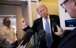 Le président américain Donald Trump s'adresse aux journalistes à bord d'Air Force One après son départ de l'aéroport international de Pékin, le 15 mai 2026, sur le chemin du retour vers les États-Unis