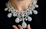 Un collier de diamants Harry Winston, datant de 1973, présenté le 6 mai 2021 chez Sotheby's à Genève avant une vente aux enchères