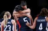 Les joueuses françaises de l'équipe nationale de basket après leur victoire contre la Serbie pour la médaille de bronze aux Jeux olympiques de Tokyo le 7 aôut 2021 à Saitama au Japon
