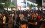 Des sympathisants de l'opposition se rassemblent devant la Cour suprême des Maldives à Malé, dans la nuit du 5 au 6 février 2018