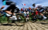 Spectateurs au bord des pavés de Paris-Roubaix 2019, le 8 avril