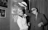 La chanteuse française Line Renaud (g) et son mari Louis Gasté "Loulou", dans une loge du Casino de Paris, le 4 septembre 1979