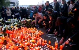 Des personnes disposent des bougies en hommage aux victimes de l'incendie dans la discothèque à Bucarest, le 31 octobre 2015