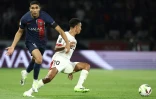 Le défenseur parisien Achraf Hakimi (g) devant le milieu de Nice Sofiane Diop, le 15 septembre 2023 au Parc des Princes