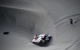 Le pilote Sébastien Loeb (d), avec sa Peugeot ensablée, abandonne le Dakar-2018 lors de la 5e étape, le 10 janvier 2018 à Arequipa au Pérou