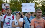 Un homme tient une pancarte lors d'une manifestation pour commémorer le 50e anniversaire de la répression du "Printemps de Prague"