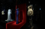 Les robes portées par la chanteuse canadienne Céline Dion (en blanc) et la chanteuse franco-malienne Aya Nakamura (en jaune) lors de la cérémonie d'ouverture des Jeux Olympiques de Paris 2024, exposées à la Maison Dior, à Paris le 2 août 2024
