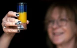Bev Kembery a créé un cocktail aux couleurs du drapeau ukranien, à Diss, en Grande-Bretagne, le 22 mars 2022