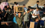Des Palestiniens rassemblés à un point de distribution d'aide de la Fondation humanitaire de Gaza (GHF), près du camp de réfugiés de Nousseirat, dans le centre de la bande de Gaza, le 25 juin 2025
