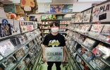 Monsieur Komura montre une boîte dédicacée du jeu vidéo Metal Gear, le 18 juin 2024 dans son magasin de rétrogaming "Super Potato" dans le quartier d'Akihabara, à Tokyo