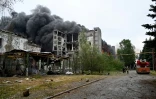 Des pompiers luttent contre un incendie dans un immeuble après une série d'attaques russes contre la ville de Kharkiv, dans l'est de l'Ukraine, le 7 juin 2025