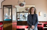 Irmgard Querfeld, propriétaire du Cafe Museum, pose dans le café fermé à Vienne le 1er février 2021