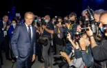 L'ancien président du conseil européen Donald Tusk sous les feux des projecteurs  lors de la convention du parti d'opposition polonais PO, à Varsovie, le 3 juillet 2021