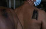 Le tatouage d'un détenu, marquant son appartenance à un gang, recouvert d'une croix noire, le 23 novembre 2020 à la prison de New Bilibid, à Manille, aux Philippines