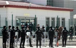 Des policiers anti-émeute devant le tribunal de Sincan, le 7 avril 2021 près d'Ankara, où sont jugés 497 suspects en lien avec putsch manqué de 2016 contre le président turc Erdogan