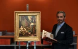 Le galeriste français Philippe Mendes pose à côté d'une étude préparatoire aux "Femmes d'Alger" d'Eugène Delacroix, le 20 juin 2019 à Paris