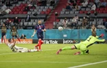 L’attaquant français Karim Benzema marque un but face au gardien de but allemand Manuel Neuer, refusé pour hors-jeu après recours à l'assistance vidéo, lors de leur match (groupe F) de l’Euro 2020, le 15 juin 2021 à Munich (9CA27F)