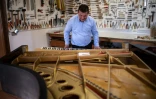Le facteur de pianos Luigi Borgato dans son atelier à Borgo Veneto, le 8 avril 2021 en Italie