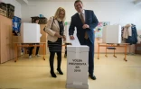 Le candidat à la présidentielle Maros Sefcovic et sa femme votent, le 16 mars 2019 à Bratislava, en Slovaquie