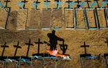 Un fossoyeur dans le cimetière Nossa Senhora Aparecida de Manaus, le 2 juin 2020