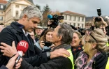 Le président des Républicains, Laurent Wauquiez, parle avec un gilet jaune, au Puy-en-Velay le 17 novembre 2018