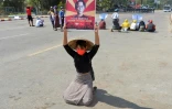 Une manifestante brandit une image de la cheffe du gouvernement civil de Birmanie, Aung San Suu Kyi, le 16 février 2021