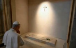 Le pape Léon XIV se recueille sur la tombe de François dans la basilique de Sainte-Marie-Majeure à Rome, le 10 mai 2025