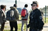 Des migrant mineurs s'apprêtent à quitter en bus la "Jungle" le 28 septembre 2016 à Calais