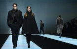 Des créations de la maison Armani présentées lors de la Fashion week automne/hiver 2016/2017 à Milan