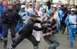 Un policier appréhende un manifestant qui tentait d'interrompre le passage de la flamme olympique, le 7 avril 2008 à Paris
