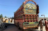 Un camion de l'OIM chargés de matériel et d'aides pour les victimes du séisme dans la province de Paktika, stationné à Kaboul, le 24 juin 2022 en Afghanistan