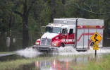 Un véhicule des secours roule sur la route inondée du village de Grifton, en Caroline du Sud (sud-est des Etats-Unis) le 16 septembre 2018
