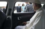Photo fournie par L'Osservatore Romano montrant le pape François regardant Barack et Michelle Obama avant de partir dans la Fiat à Andrews Air Force Base aux Etats-Unis le 22 septembre 2015 