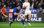 Le demi de mêlée du XV de France Antoine Dupont marque le 3e essai face à l'Angleterre, le 19 mars 2022 au Stade de France à Saint-Denis