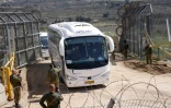 Un car transportant des religieux druzes venus de Syrie traverse un poste de contrôle israélien près du village de Majdal Shams, sur le plateau syrien du Golan annexé par Israël, le 14 mars 2025
